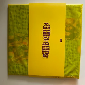 (G)i-dle Dumdi Dumdi Day ver Kpop Album - Allt e i perfekt skick och du får med allt som kom med i albumet :)  Välj ETT photocard och ETT bokmärke på andra bilden, sedan EN medlem och ETT gruppfoto på sista bilden.  Posters att välja mellan: Soojin, Soyeon, Minnie, Miyeon, Yuqi