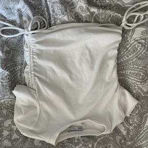 Zara topp storlek s - Säljer denna fina zara toppen för 100+frakt eftersom den tyvärr inte kommer till användning 💗 