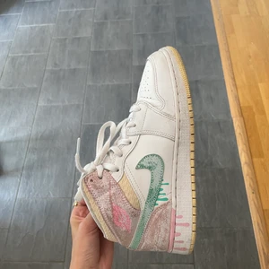 Nike - Säljer mina jordans! I superbra skick då de endast är använda ett par månader. Köpte för 2000kr men säljer för 1000kr, pris kan diskuteras. Kan skicka fler bilder vid önskemål. 😊 Jag står för frakt! 