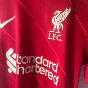 Liverpool tröja i fint skick i storlek XS 🖤 Köpt i Nike’s egna butik för 1000kr | jag säljer den för 250kr | fint skick då den endast är använd fåtal gånger 