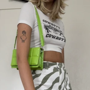 Grön lackad väska  - Ger rabatt vid köp av flera accesoarer/plagg så kolla min sida!! 🦋🦋