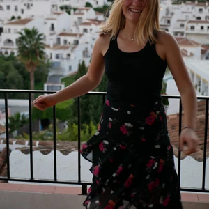 Sommarkjol - En perfekt sommarkjol i fint men använt skick😊 storlek 38, hör av er vid frågor❤️