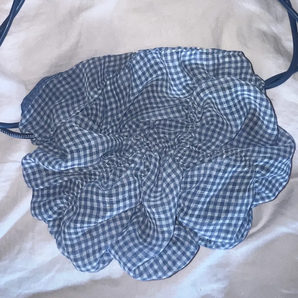 Superfin  väska från Zara, tvinnat blått axelband i fejkläder med blå- och vitrutig väska i tunnt material!😍 Stängs med magneter.  Knappt använd, superbra skick. . Väskor.
