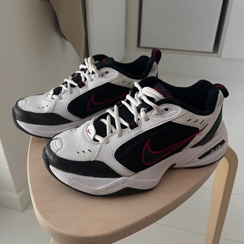 Nike air monarch IV i vit med svart/röd detaljer. Storlek 39. Använda ett par fåtal gånger, fint skick! Väldigt sköna skor! . Skor.