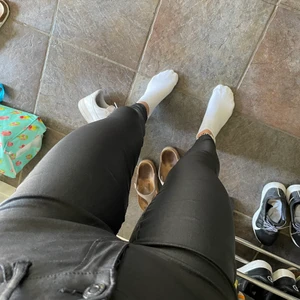 Skinbyxor - Säljer mina skinbyxor i storlek 34, från Vero Moda då jag inte får någon användning av dom. längre. Passar mig perfekt i längden som är 165 :). Köparen står för frakten men möts gärna upp😊