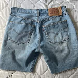 Shorts från Levis, köpta secondhand🍓🌸Lågmidjade midjemått är ca 73cm!