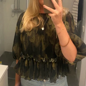 GANNI blus plisserad  - Säljer denna blus från GANNI! Använd vid ett tillfälle 🌟 Storlek M men passar mig som är XS-S. Så fint mönster i grönt och svart! 💚