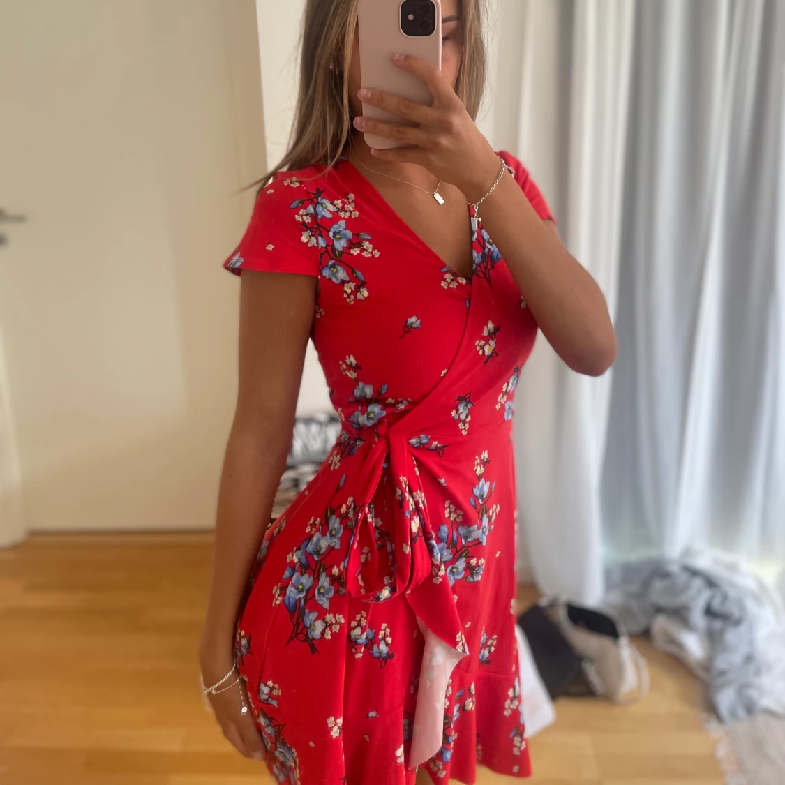 BLOMMIG SOMMARKLÄNNING RÖD