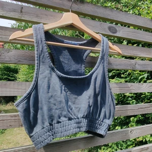 Tanktop - Cool tanktopp från Weekday, aldrig använd! Finns matchande shorts att köpa på Weekday. Modellen heter Freddie. (Slutsåld på hemsidan just nu) Står s i storlek men jag skulle säga att den är M, iallafall kring bysten.