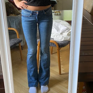 Lågmidjade utsvänga jeans - Lågmidjade utsvängda jeans. Jättesnygga och trendiga. Jag är 170 för referens.😊 