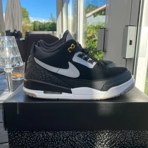 Jordan 3 tinker black cement gold - Jordan 3 tinker black cement gold  Storlek US 8,5 - EU 42 🇪🇺  Skick 8/10  Pris 1999kr exklusive frakt 🚚   Kontakta vid fler bilder / frågor 😊