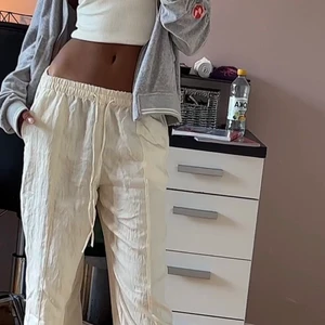 WEEKDAY topp. Storlek XS, kan även passa som S - Vit supergulliga topp som passar nästan alla outfits🤩 man kan ha den i vardagen men även med pyjamasen