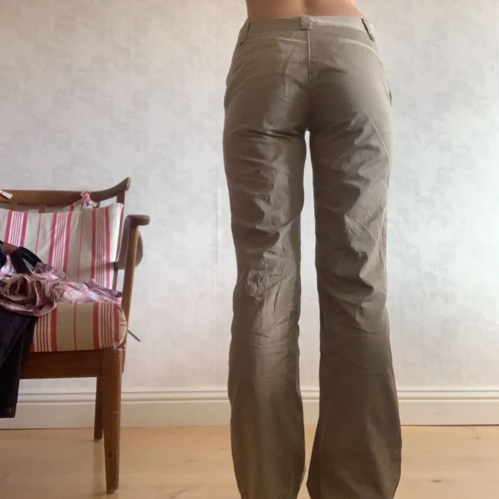 Helt nya midwaist beigea bootcut byxor från Massimo dutti😍 långa på mig som är 172 och nypris är 699kr❤️❤️. Jeans & Byxor.