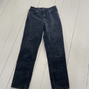 Svarta jeans - Använda ett fåtal gånger. Säljer pga för korta för mig som är 176. Frakt tillkommer, hör av dig vid frågor!💞