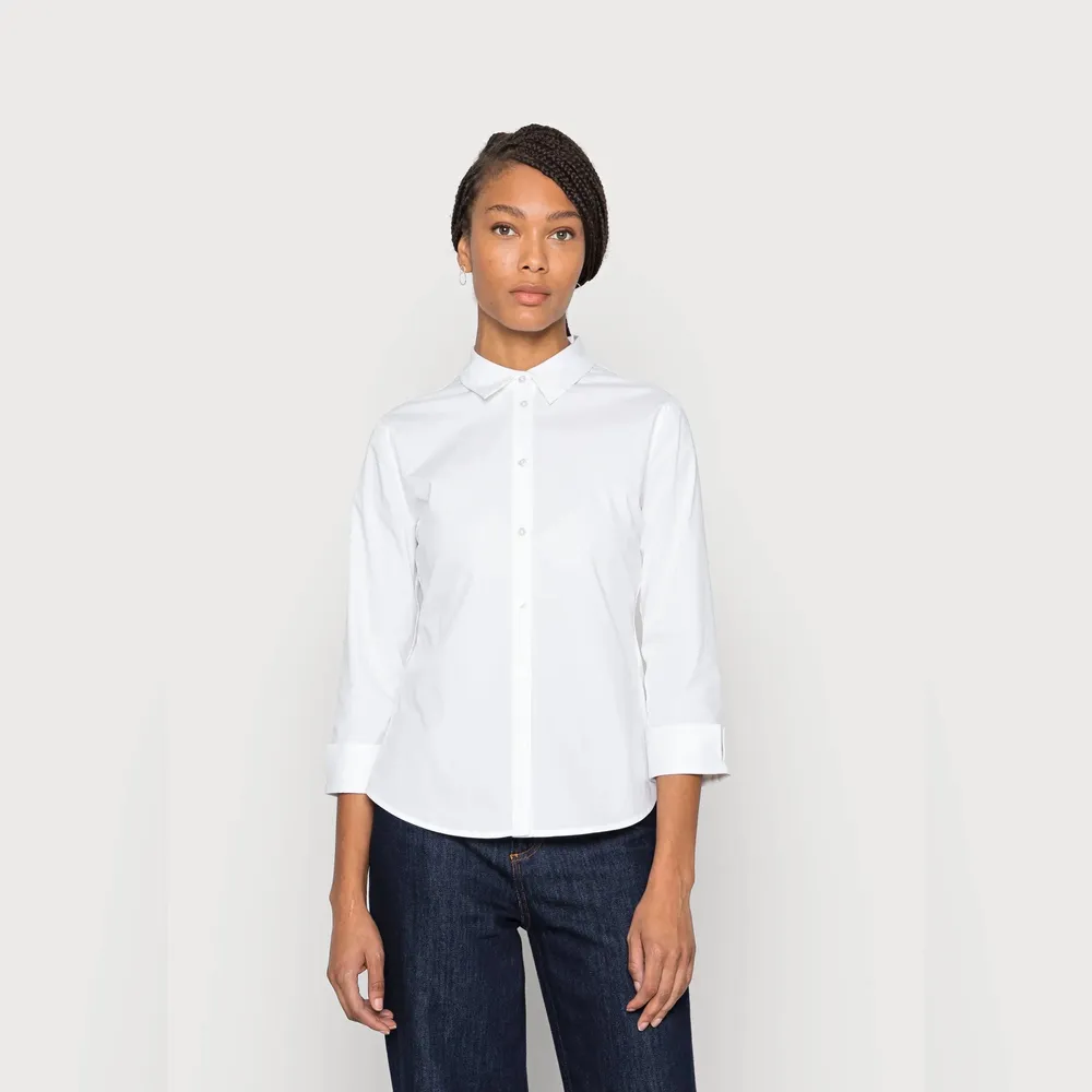 Säljer två stycken av dessa vita skjortor från Anna Field, köpta på Zalando! Använt enstaka gång. Nypris 349 kr/st. Köp en för 100, eller båda för 150 🥰. Skjortor.