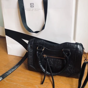 Handväska - Svart snygg handväska ifrån Ginatricot!! Använd några gånger men den är som ny, 200kr plus frakt👍🏻