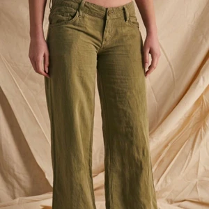 Oanvända linnebyxor från urbanoutfitters - Linnebyxor som är helt oanvända, lapparna kvar. Råkade beställa 2 st par. Lågmidjade och så sköna nu på sommaren. Köpta för 800kr plus frakt, pris kan diskuteras vid snabbt köp