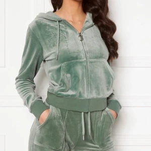 Juicy couture - Säljer en juicy couture dress eftersom den inte kommer till användning. Använd en gång. Storleken är M både tröjan och byxan. 