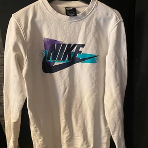Nike sweatshirt - Tröjan är i bra skick men finns täcken på användning. Liten för en medium men passar om du inte är så lång