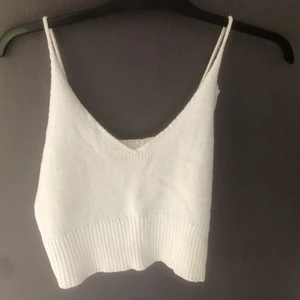 Virkat vitt linne - Jättegulligt och litet vitt linne. Bra skick förutom en reva (bild 3). Glömt vad märket är men skriv för fler bilder eller frågor☺️