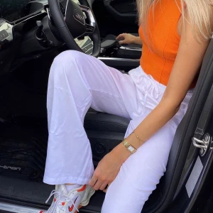 Vita Brooklyn byxor - Linne liknade byxor fast i ett mycket skönare material, luftigt och perfekt för sommaren storlek xs/s jag är 172 och dom är perfekt längd🤍⚡️