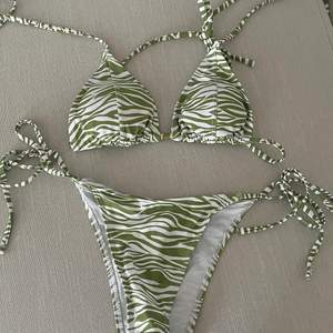 Grön zebramönstrad bikini storlek M