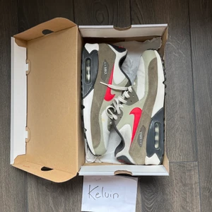 Nike Air Max 90 Beige Chalk (2014) - Säljer dessa Air Max 90 från 2014 i storlek 43, hittar inga andra par på marknaden. Kommer i en rep box samt finns en liten fläck på första bilden. Hojta om du har någon fundering! 