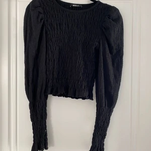 Svart topp - Säljer denna snygga topp/tröja från ginatricot❤️