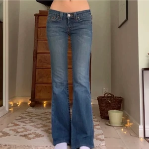 Lågmidjade jeans  - (Lånad bild) men säljer likadana jeans i en ljusblåare färg. ❤️