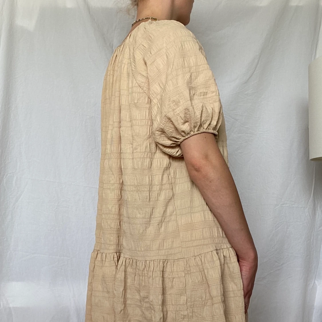 Creppad beige klänning - 90