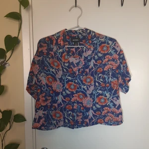 Oversized croppad skjorta - Oversized croppad skjorta. Fyra knappar. Slit i sidorna