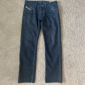 Lågmidjade jeans - Säljer dessa lågmidjade diesel jeans som tyvärr är för stora för mig, jag har normalt storlek W27, dessa passar nog stl M-L berorende på hur man vill att de ska sitta. Lite långa på mig som är ca 178cm. Modellen är ”LARKEE” herr. skriv för fler bilder