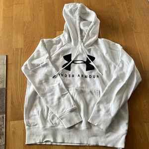Under armour hoodie - Skön och mysig hoodie från Under armour. Bra skick. Strl M. 