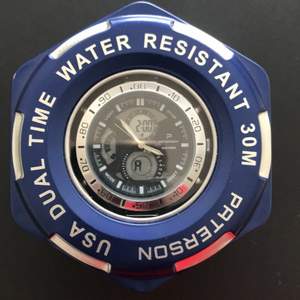 Oanvänd paterson water resistant mens dual time watch. Stål. Vid intresse kom privat. Pris går at pruta. Frakt kostar endast 39kr men om man vill ha spårbar kostar det 99kr extra