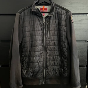 Parajumper jacka - Säljer denna parajumper jacka/cardigan. Den är ganska solblekt på ärmarna men utöver det är det inga defekter:) jackan är strl L men sotter som en M