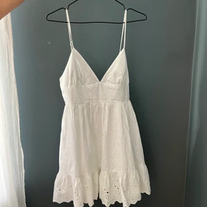 Vit sommarklänning - Säljer nu denna klänningen från zara i storlek S. Den är för kort för mig som är 177 men skulle vara hur fin som helst på någon lite kortare. Bra skick! Säljaren står för frakt!❣️❣️