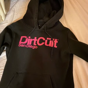 Dirtcult tröja - Säljer denna tröja för att jag inte använder denna längre, användes 5 gånger kanske och är Inge fel på utan hr bara bytt stil😊💗 pris kan diskuteras vid snabbaffär, du står för frakt 