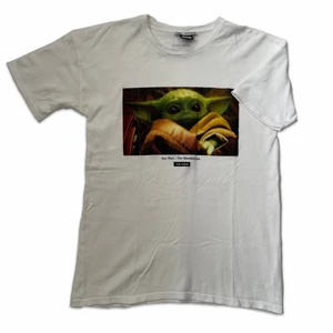 Star Wars T-Shirt - Köpt secondhand men endast använda en gång efter de Yoda motiv  Storlek S men passar mig som brukar ha M