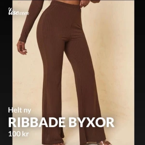 Ribbade byxor  - Beställde tyvärr fel storlek, oanvända och fortfarande i orginalpaketet. Materialet är lätt och passar bra till sommaren, byxorna sätter dig tight på kroppen men stretchar ut sig. Därför kan den även passa storlek xs-M
