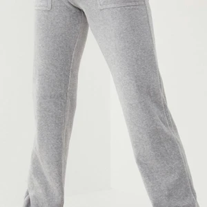 Ljus gråa juicy couture byxor - Säljer mina juicy couture byxor då dom tyvärr är förstora för mig som har storleken xs. Använda ca 5 gånger, och är i bra skick. Bilder från Google då jag inte har tillgång till en spegel just nu men kan skicka i privat chatt sedan. 