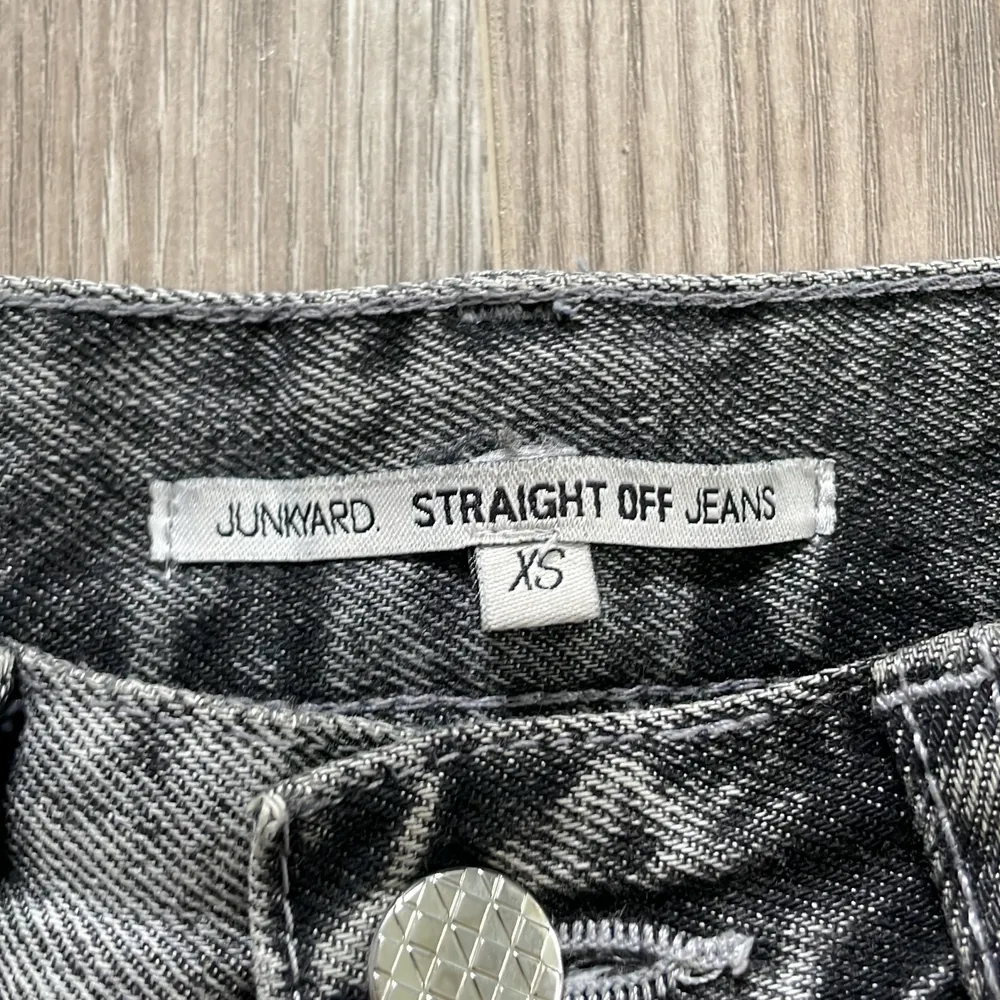 Jeans från Junkyard, använda, bra skick. Är större än de ser ut.. Jeans & Byxor.