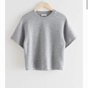 Jätte fin stickad tröja från Otherstories i en ljusgrå färg! Köptes för 695kr och den är i en cashmere-wool blandning. Den är i fint skick och skulle säga att den passar xs-m då den är stretchig. Kom privat för frågor eller bud😘 
