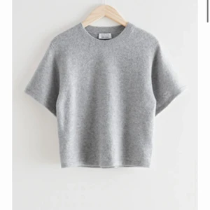 Otherstories tröja  - Jätte fin stickad tröja från Otherstories i en ljusgrå färg! Köptes för 695kr och den är i en cashmere-wool blandning. Den är i fint skick och skulle säga att den passar xs-m då den är stretchig. Kom privat för frågor eller bud😘 