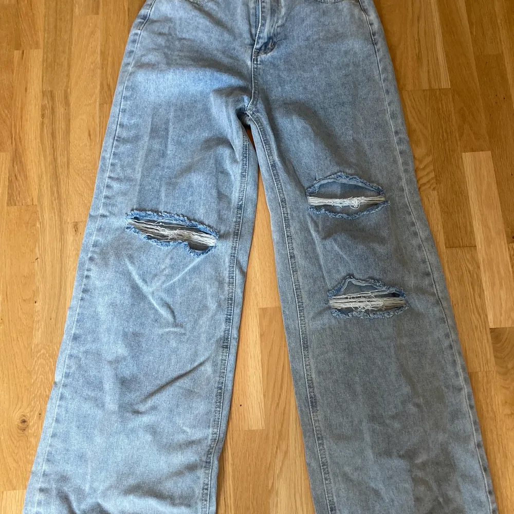 Säljer mina jeans då jag inte känner att modellen är för mig. Alla är helt oanvända och bara legat i min garderob. . Jeans & Byxor.