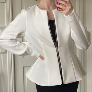 Vit peplumjacka - Jättegullig peplumjacka i storlek 38. Sitter en aning oversized på mig som har storlek S, aldrig använd så i mycket bra skick. Köpare står för frakten. 💖