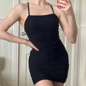 Svart miniklänning  - Bra basic, svart miniklänning från boohoo i storlek 34. Har sytt in den vid bysten för en mer åtsittande look. Använd men fortfarande i bra skick. Köpare står för frakten. 💖