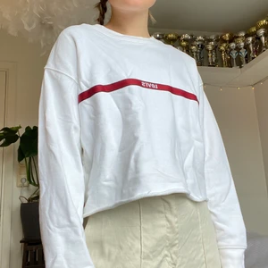 Oanvänd Levi’s tröja - I princip helt oanvänd Levi’s tröja i off-white som är lite croppad. Tvättas i 30°C. ✨