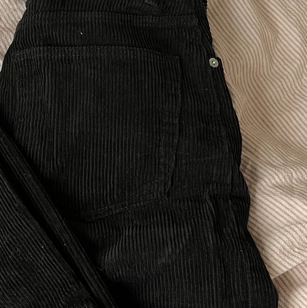 Säljer dessa corduroy byxorna ifrån monki ❤️ är 162 cm . Jeans & Byxor.