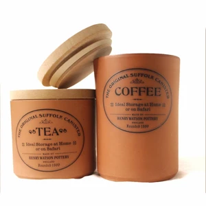 Kaffe och tebehållare - Vintage The Original Suffolk Henry Watson Pottery Terrakotta kaffe och tebehållare.  Tebehållare 250kr Kaffebehållare 300kr Paketpris 500kr  Budgivning om flera intresserad annars först till kvarn🌸