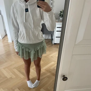 Hoodie - Säljer den här fina hoodien från thecoolelephant köpte föra året men fortfarande i fint skick det är stolek XS men passar mig som brukar ha S 💞💞